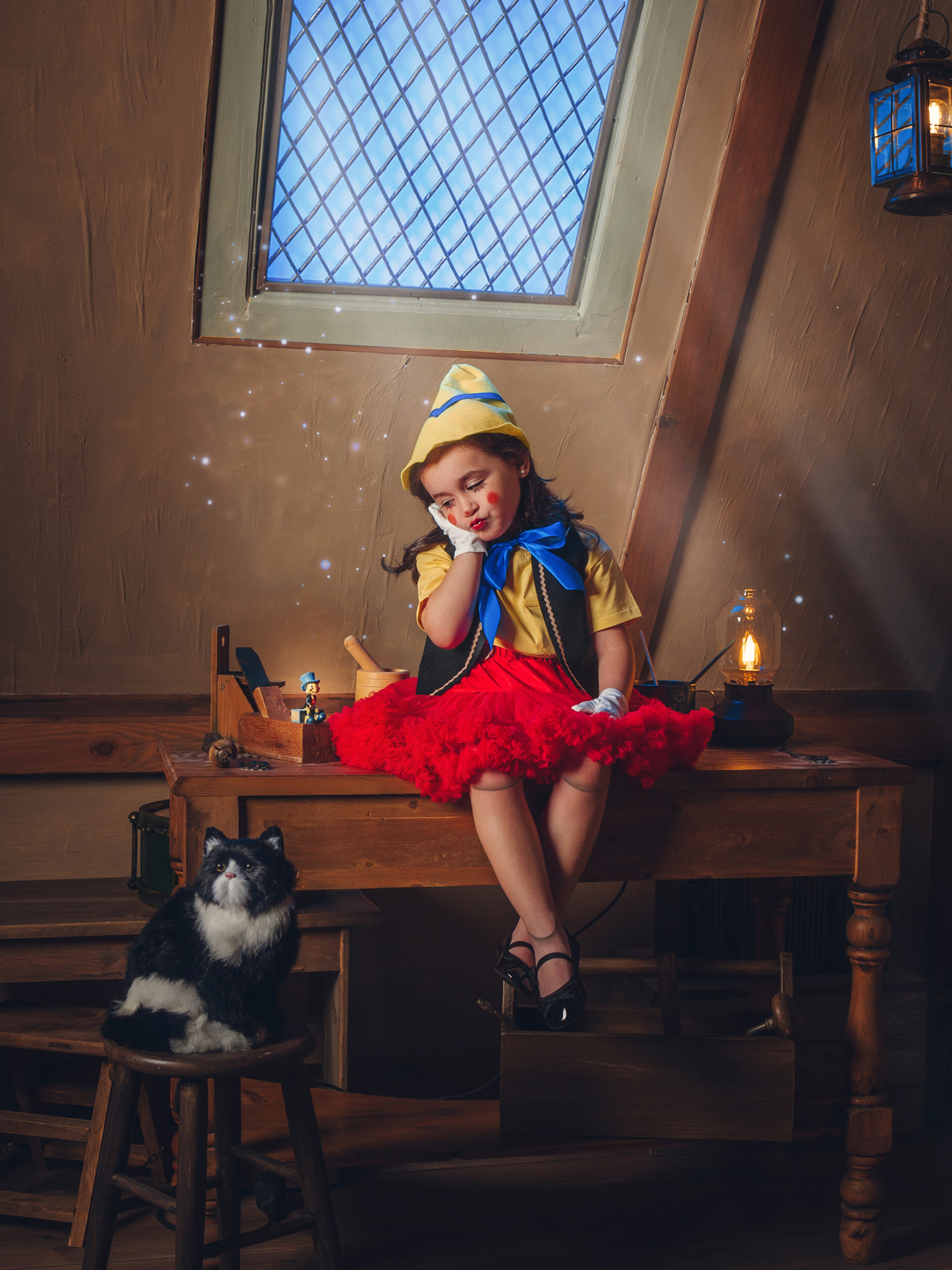 Pinocho con niña y gato en taller