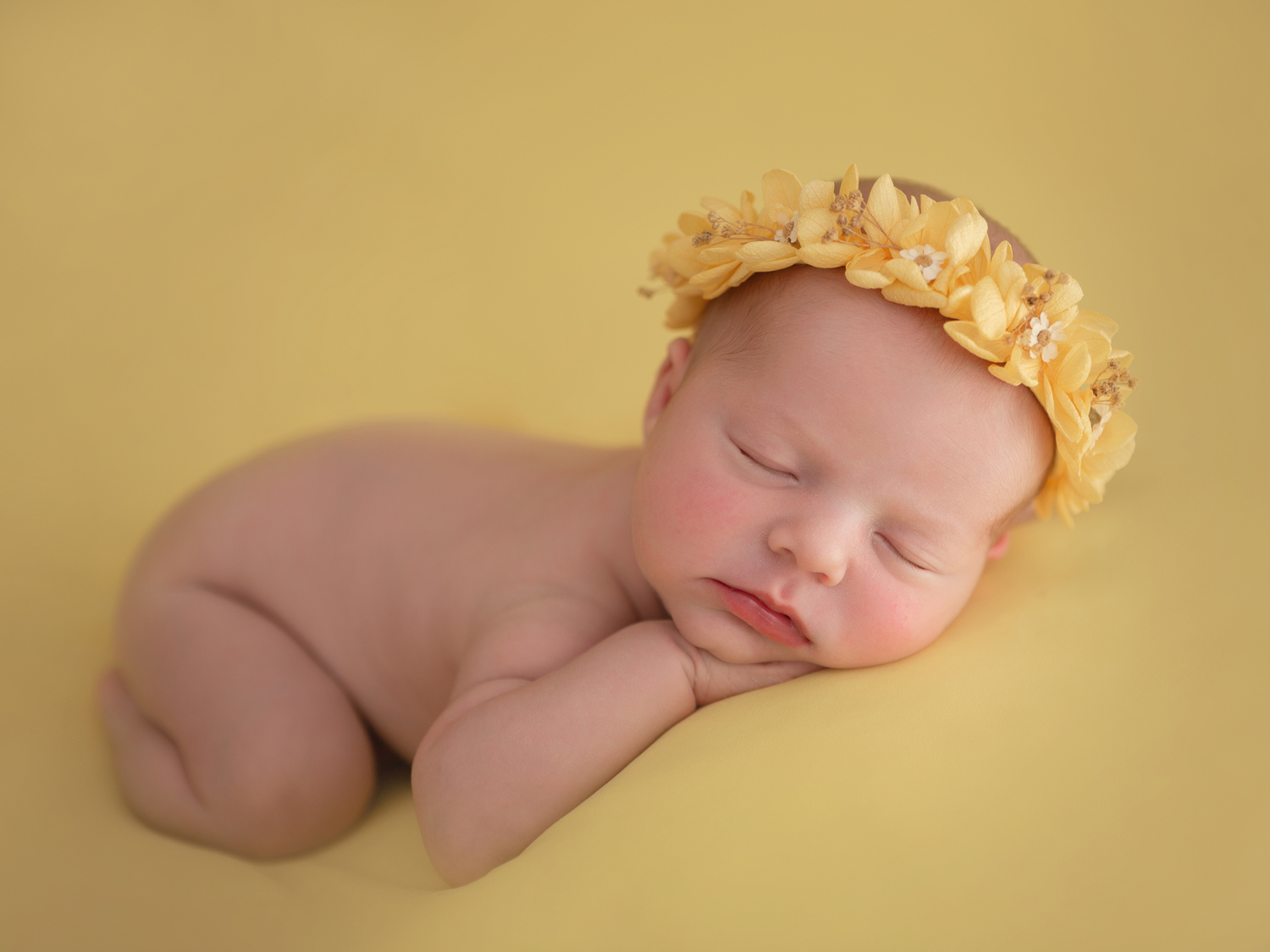 Bebé con flores amarillas - Fotografía infantil