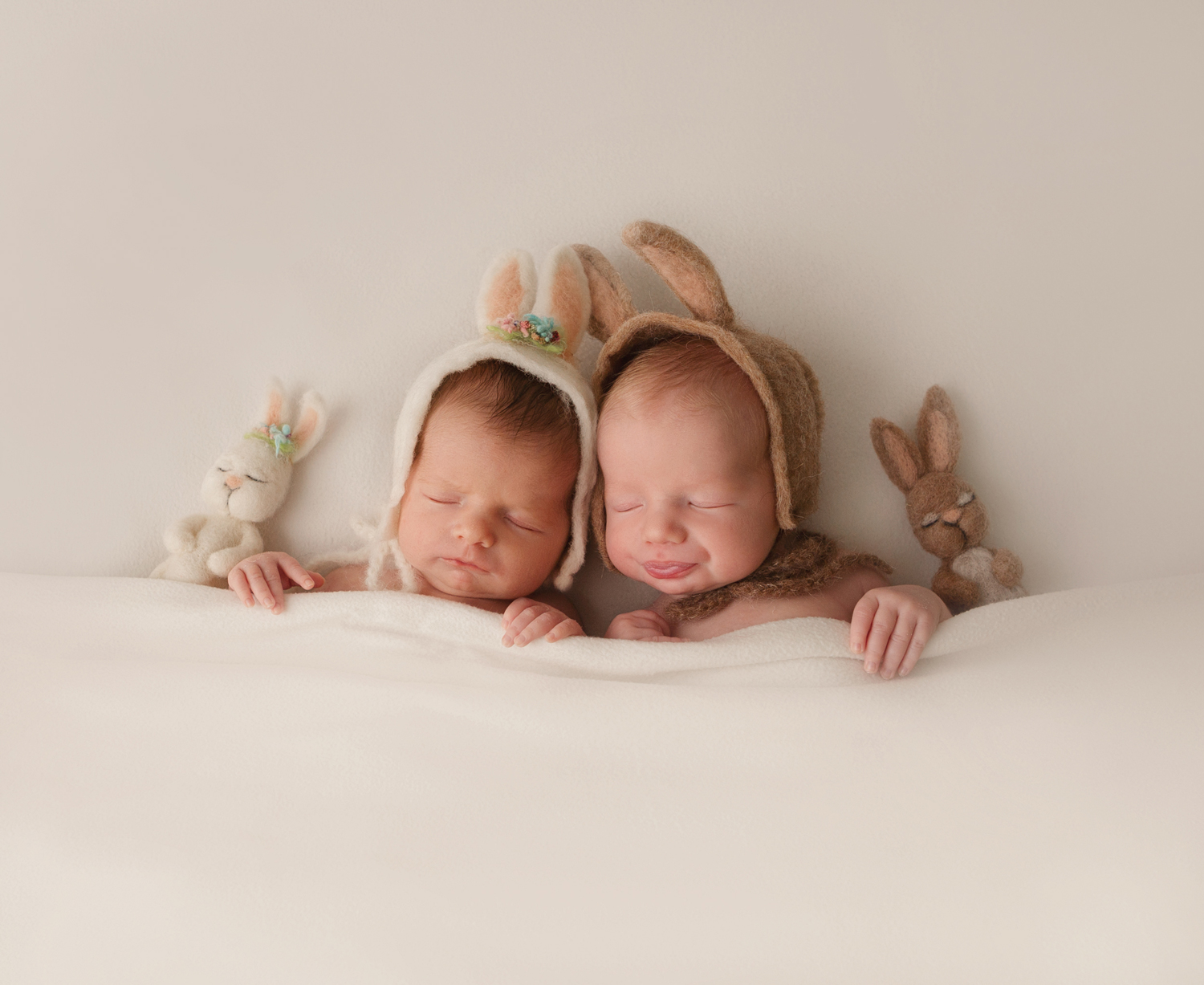 Hermanos con conejos - Sesión familiar Cartagena