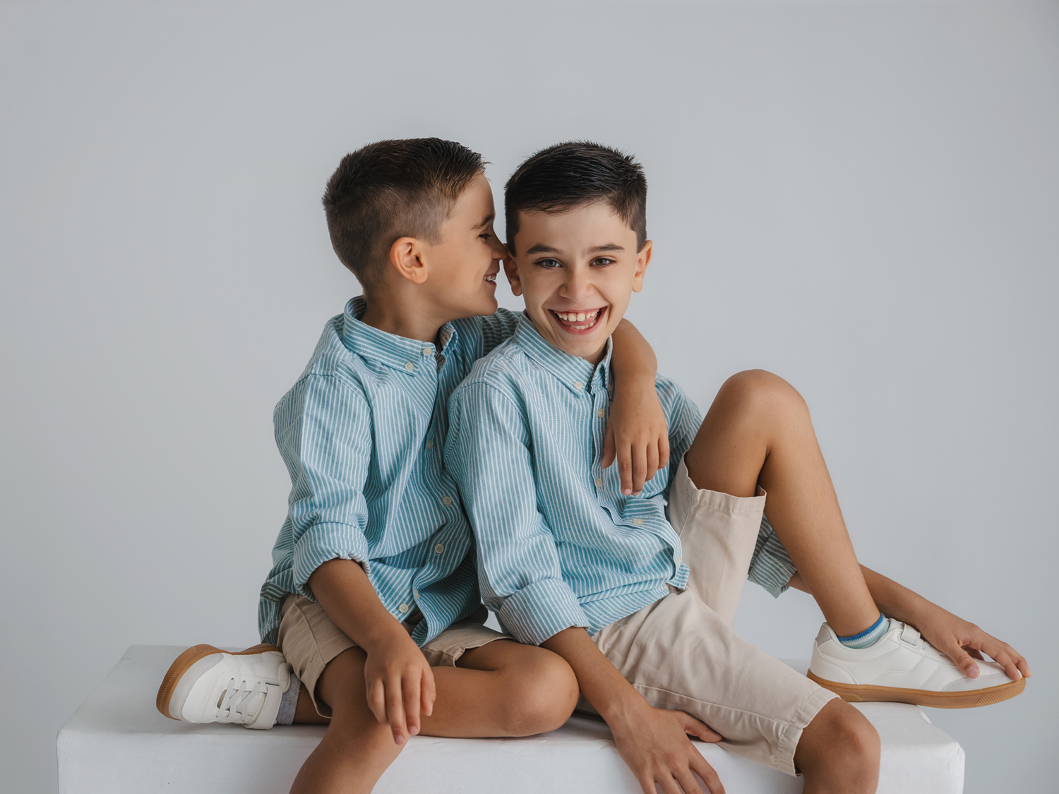 Hermanos con camisa azul - Fotografía familiar