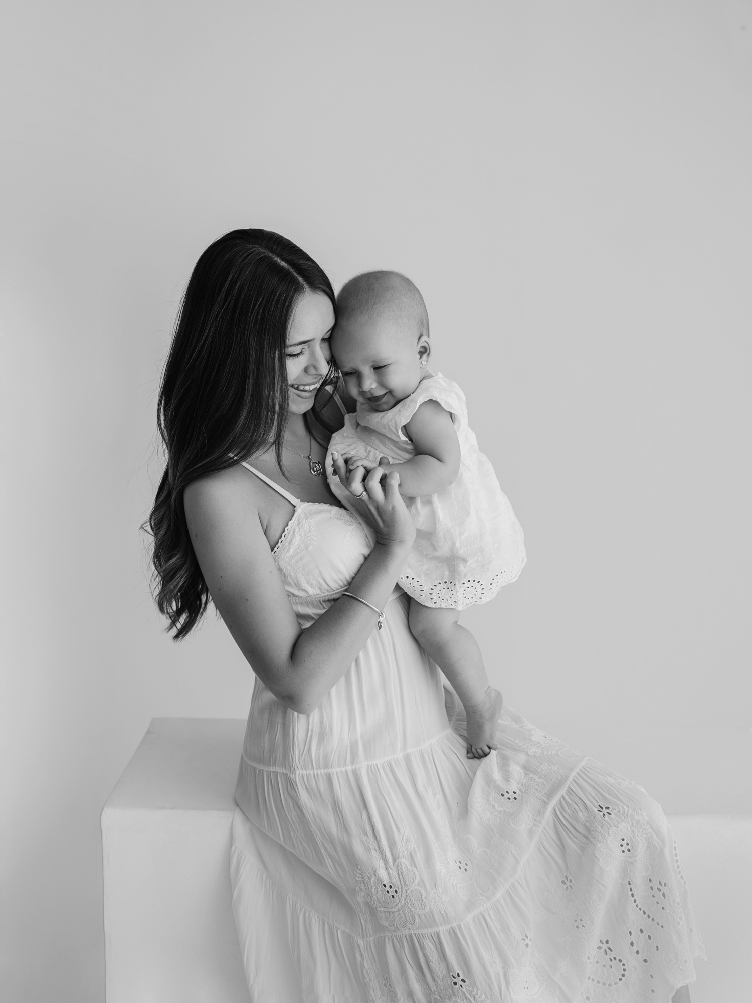 Madre e hija en blanco y negro - Fotografía emotiva