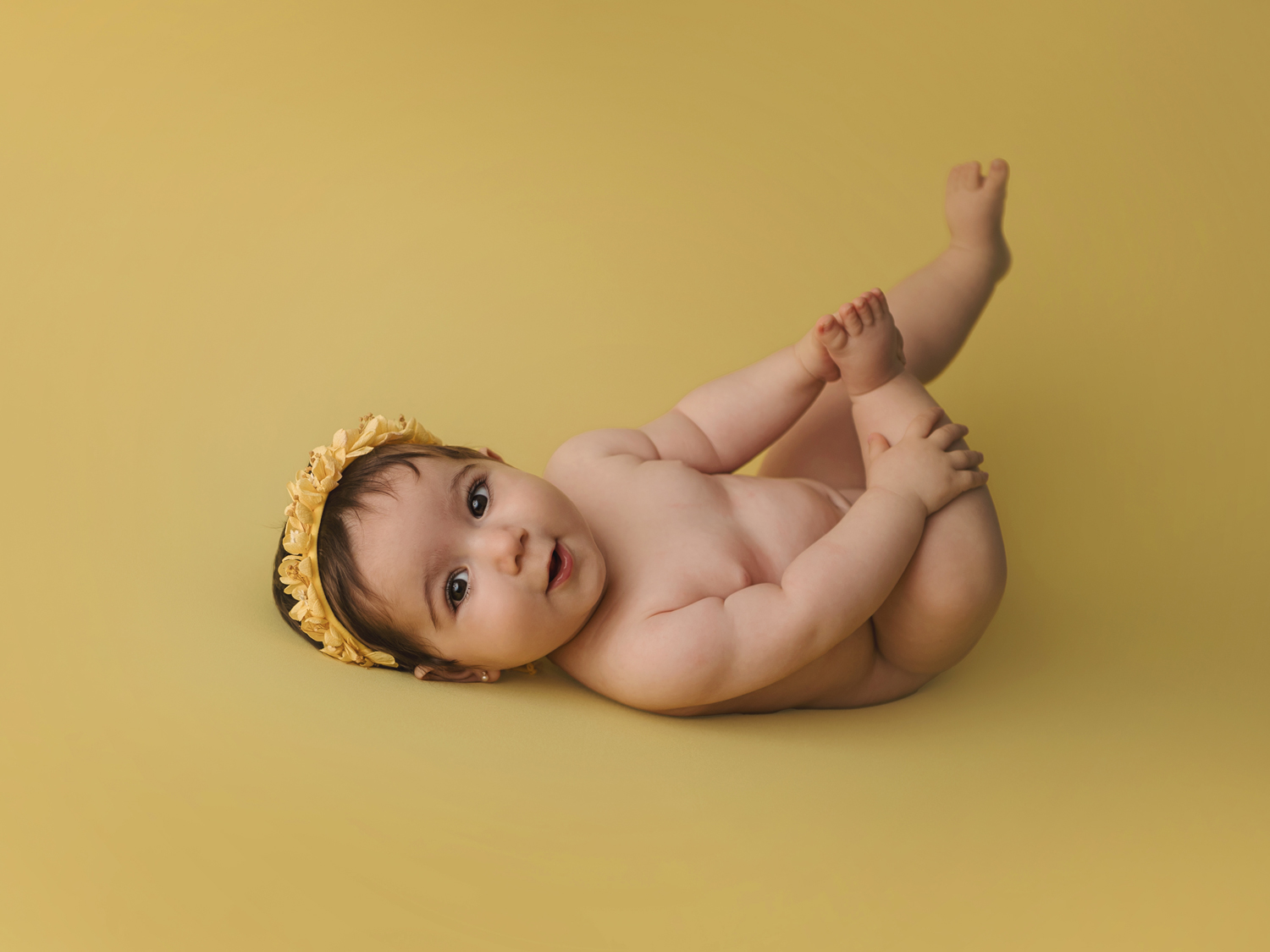 Niña con flores amarillas - Fotografía en Cartagena
