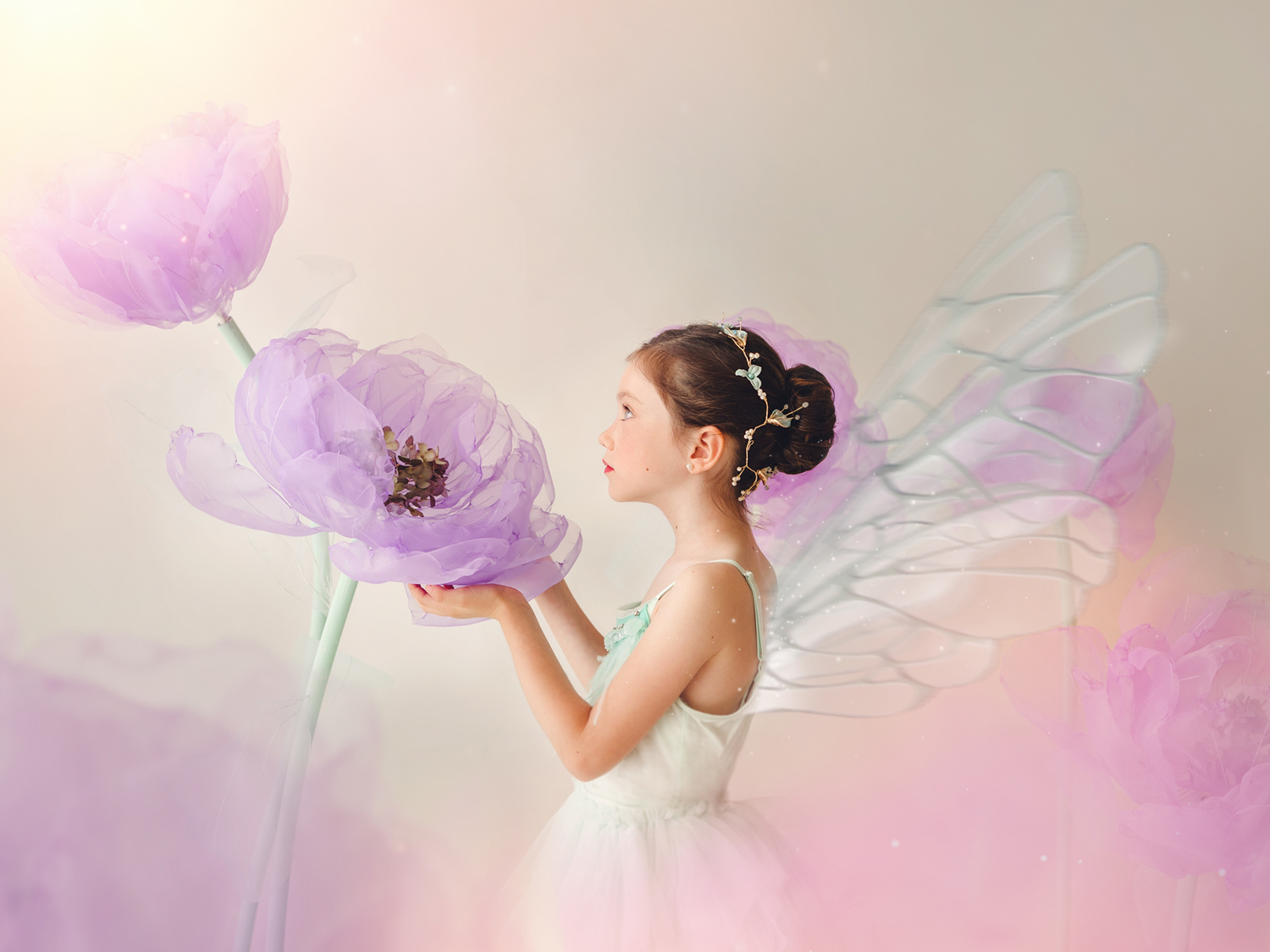Niña perfil con flores moradas