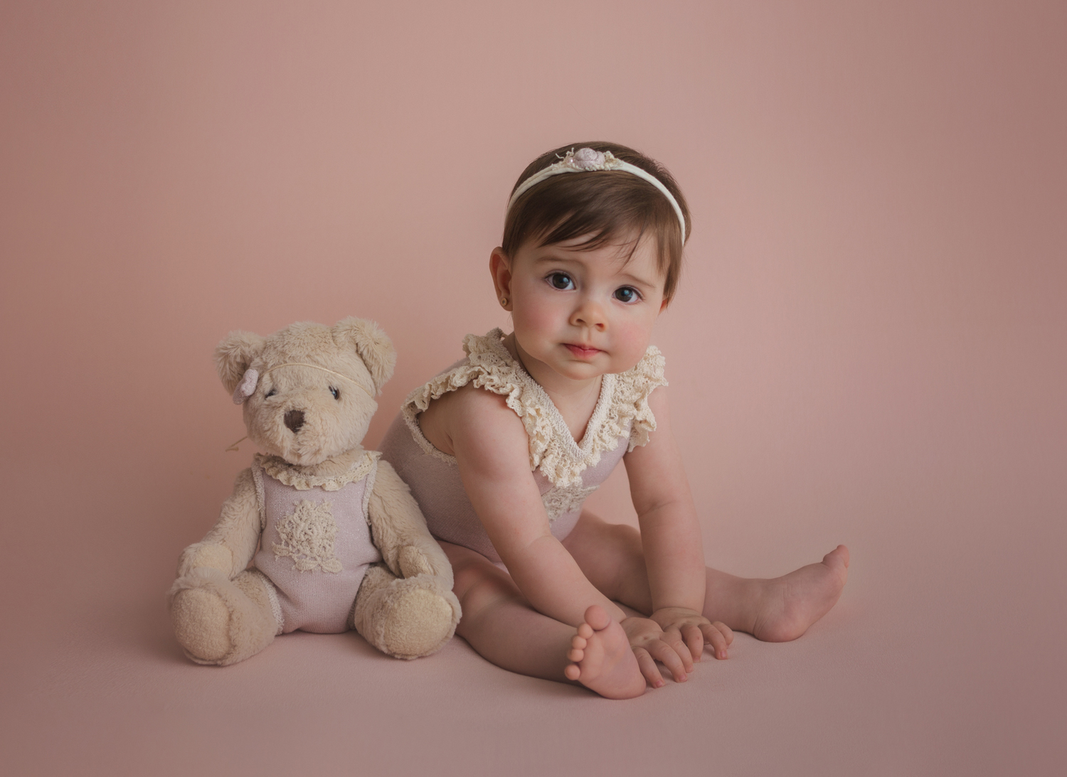 Niña con oso rosa - El Estudio de Felipe