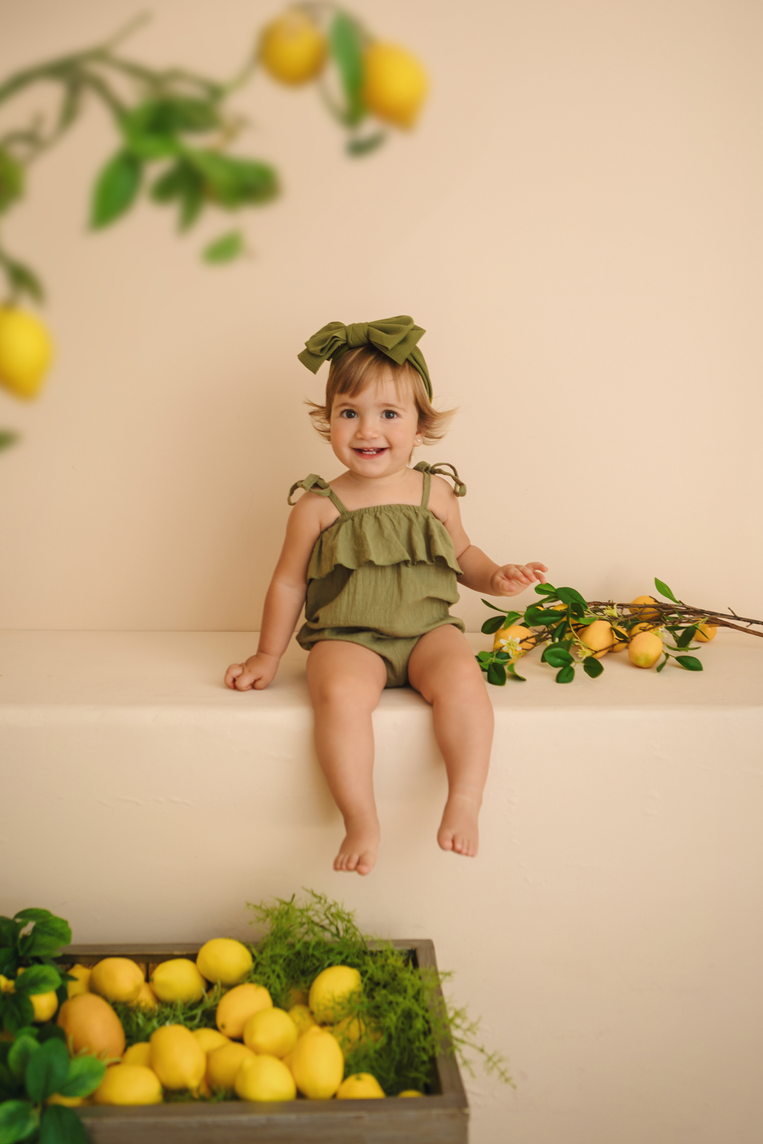 Niña sentada con limones - Estudio Felipe
