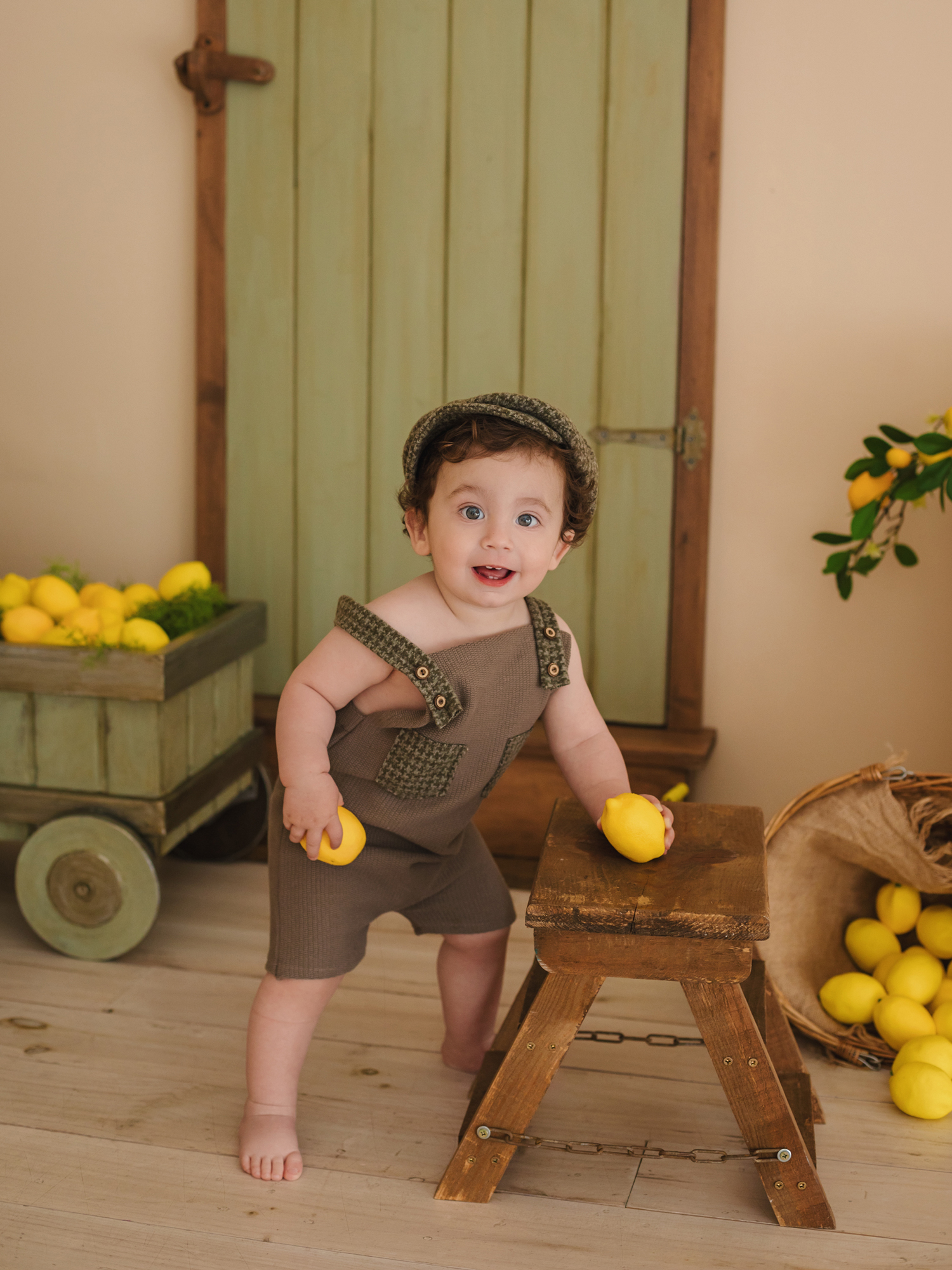 Niño en banqueta con limones - Sesión creativa