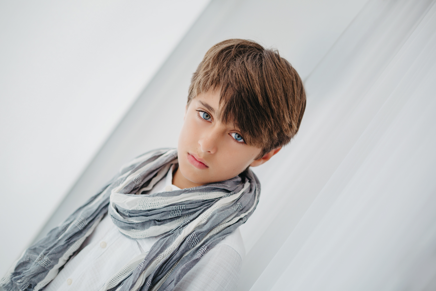 Niño con bufanda gris - Retrato