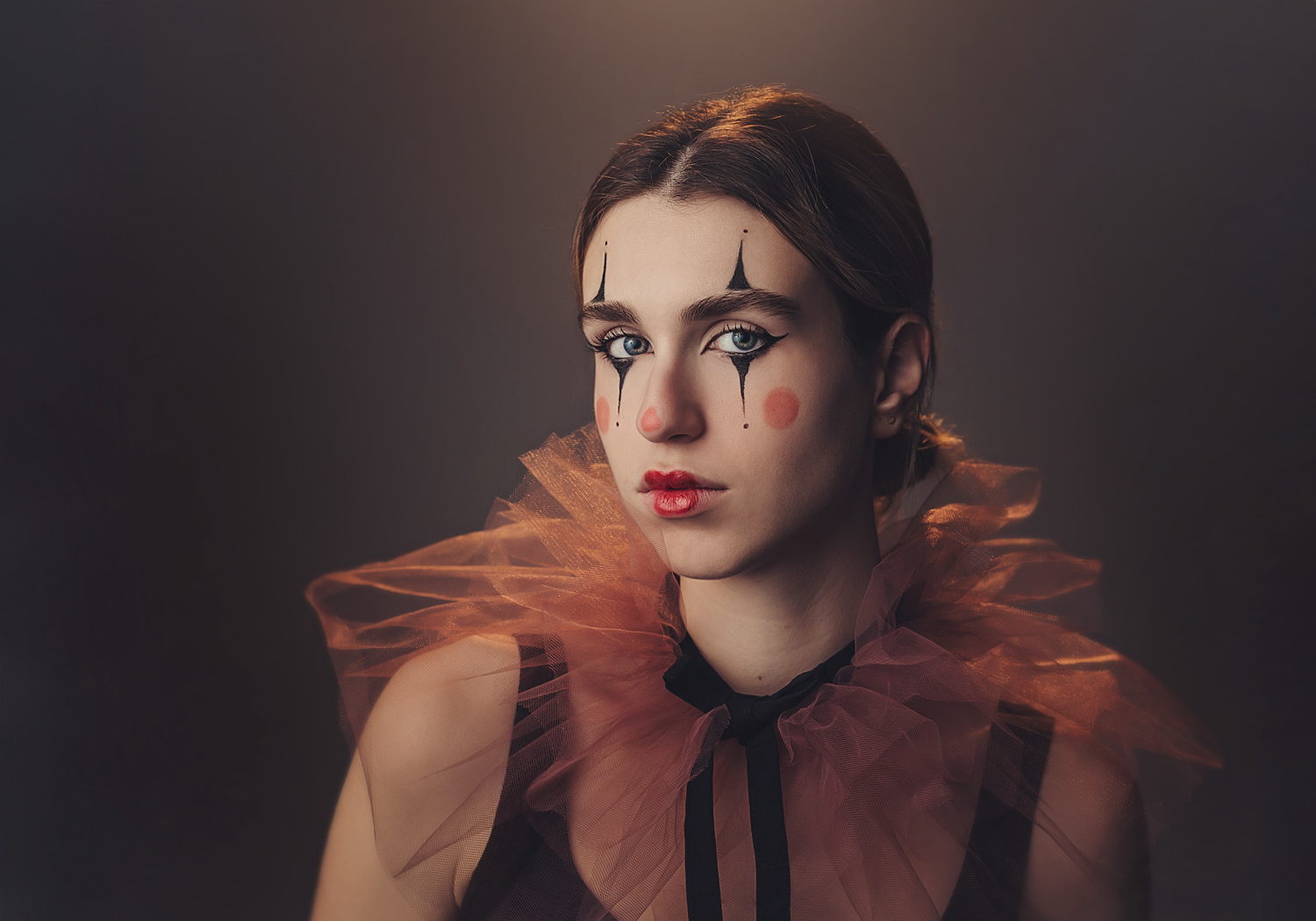 Retrato creativo con maquillaje de payaso