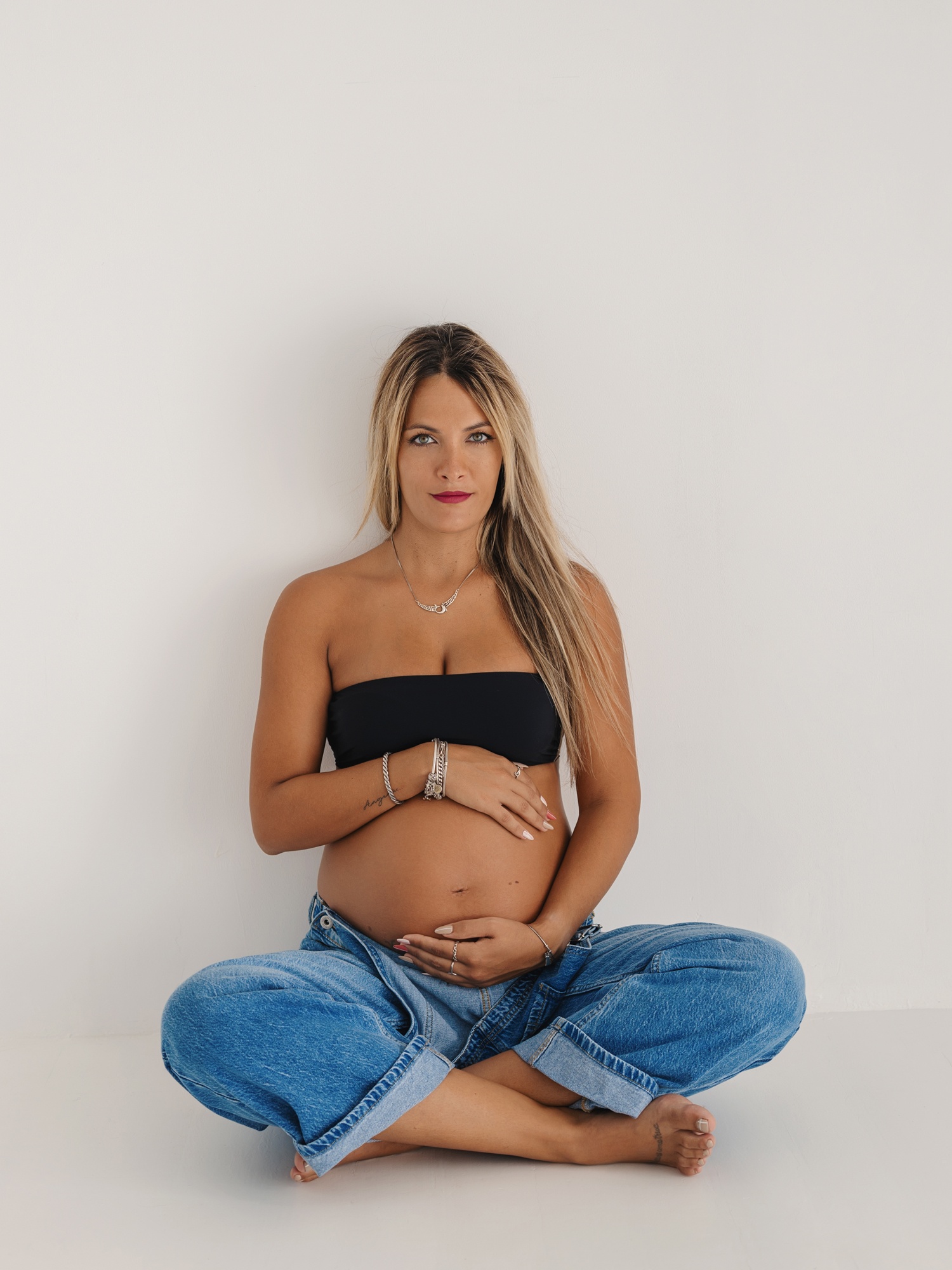 Mujer embarazada sentada - Sesión íntima