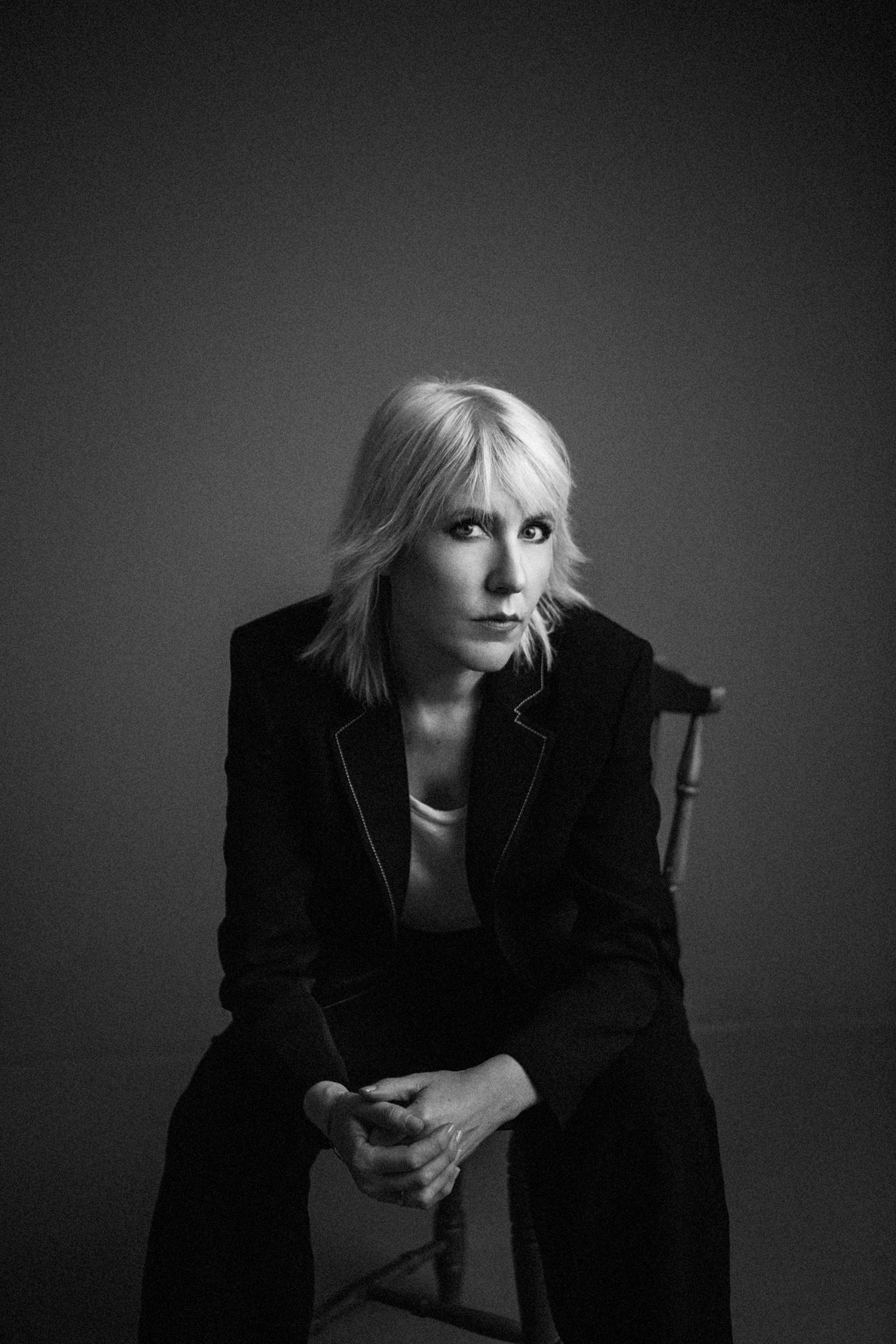 Mujer sentada en blanco y negro